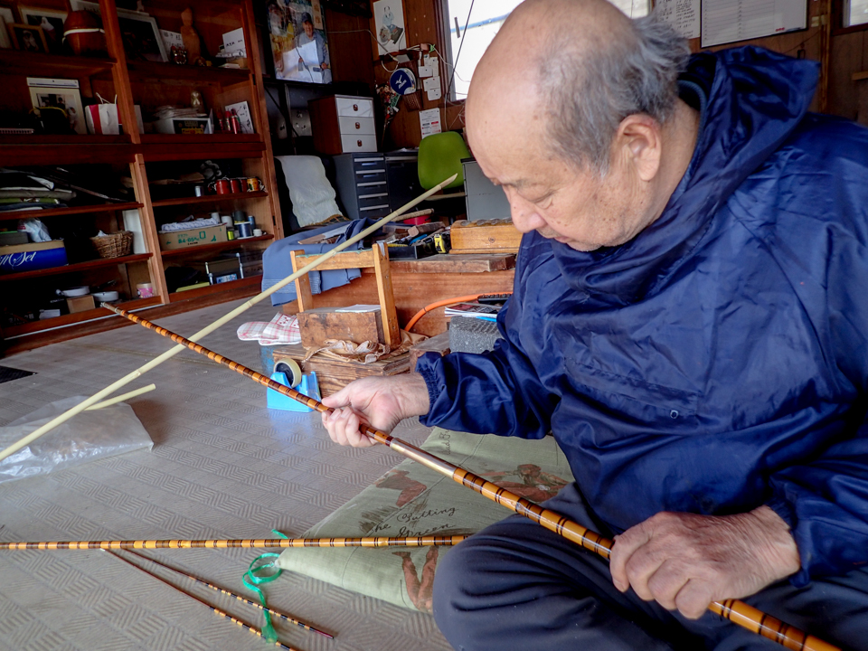 竹の釣り竿の線が、奔流から魚を引き抜く。83歳の職人が守る「郡上竿