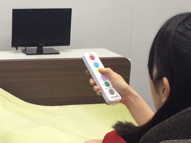 パナソニック、手の不自由な人や要介護の高齢者も操作しやすいTV用