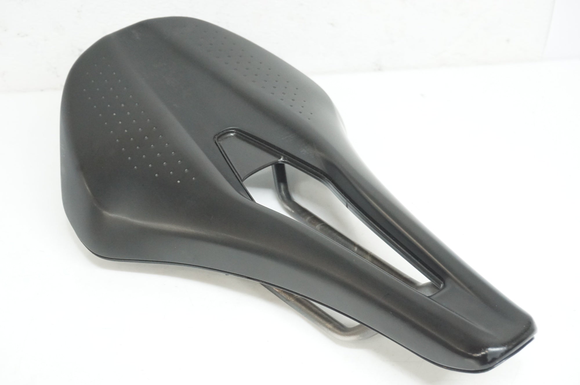 FIZIK 「フィジーク」 ARGO TEMPO R3 KIUM 150mm サドル / 大宮店