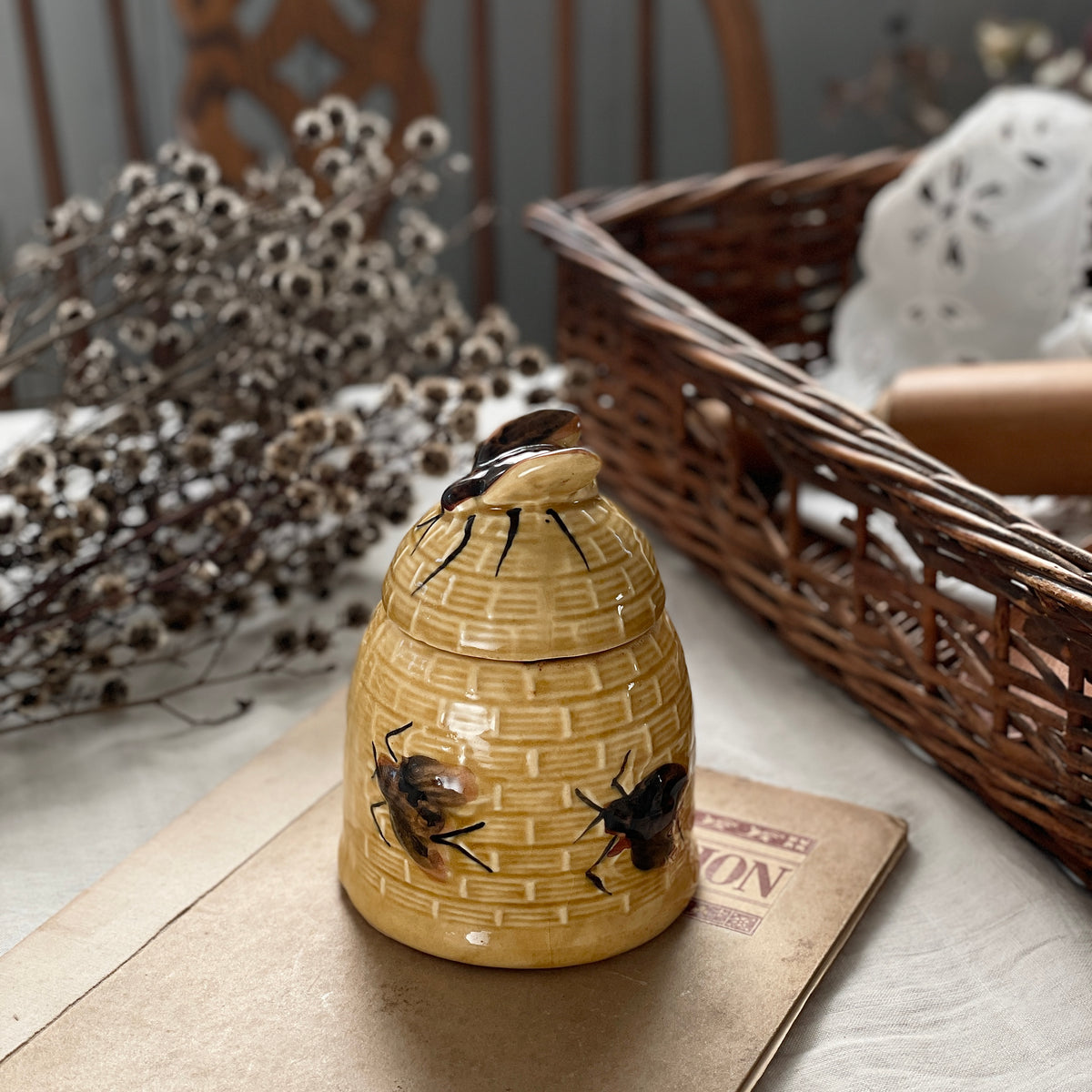 蜂が可愛い蜂蜜色のハニーポット（高さ13cm） イギリスアンティーク