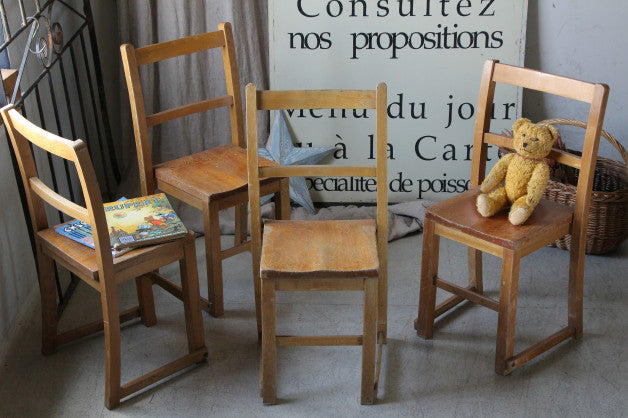 4脚あり！ナチュラルな雰囲気のスタッキングチェア（スクールチェア