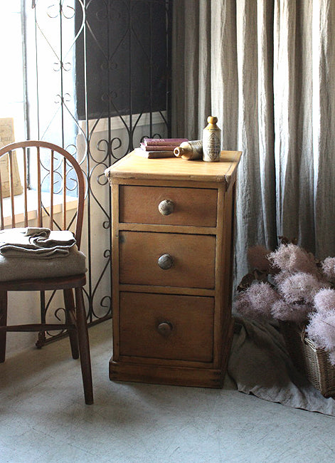 味わい深いベッドサイドチェスト(タンス) 小さなオールドパイン