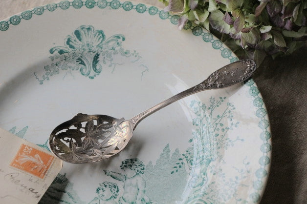 透かし細工が美しいシルバー製シュガースプーン フランスアンティーク