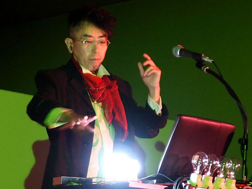 サイン波を操る中野テルヲが語る「電子音楽で生の質感を出すには