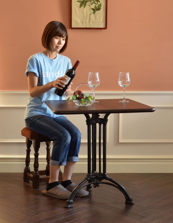 フランスのアンティーク家具、アイアンの脚がかっこいいカフェテーブル