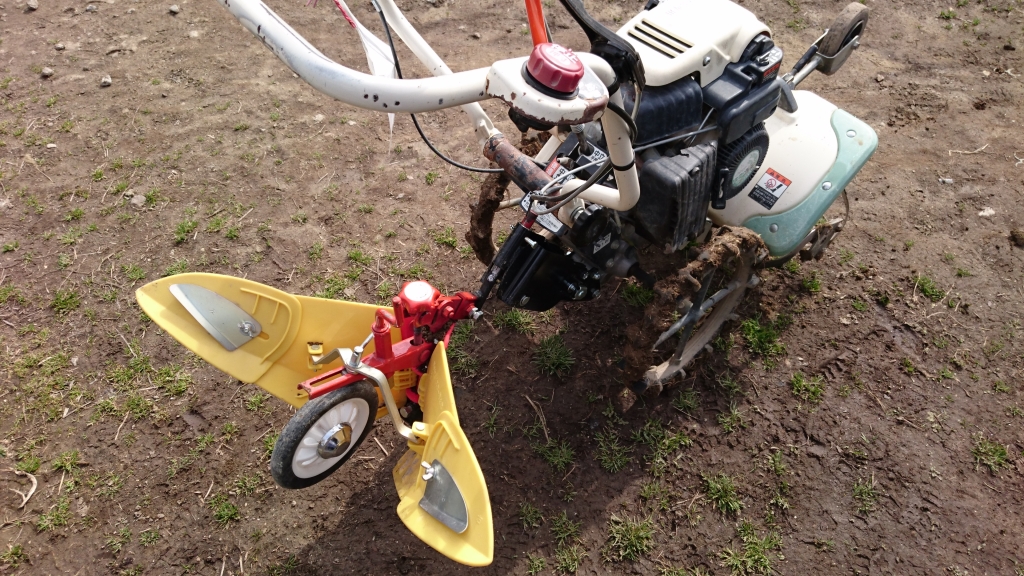 耕運機(管理機)に培土器を取り付けました | グリーンファーム宝塚西谷