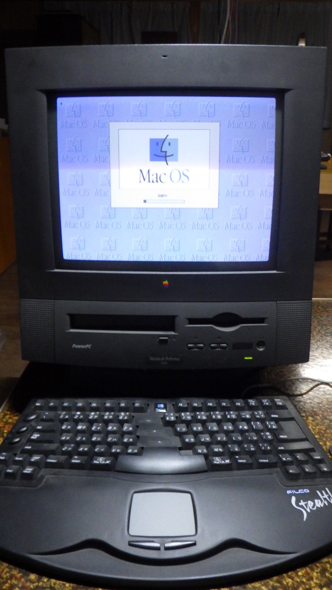なつかしのレトロパソコンMacintoshパフォーマ「ブラック
