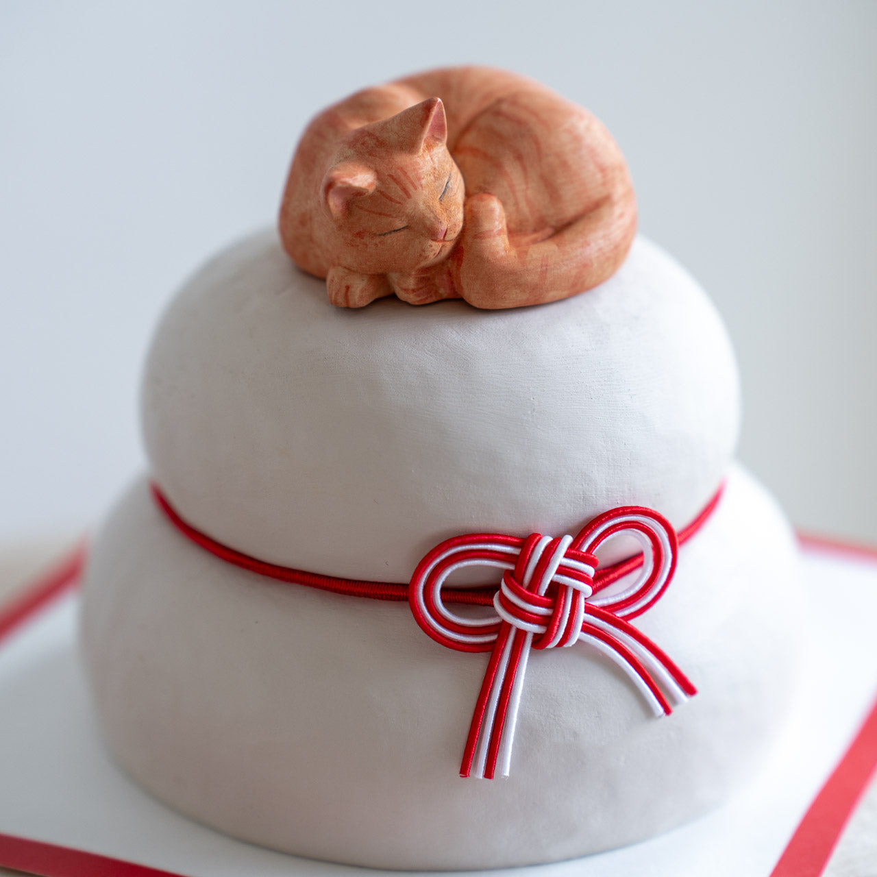 猫好きのための「小さな猫」がのった木製の鏡餅｜ねこくら 木彫りの