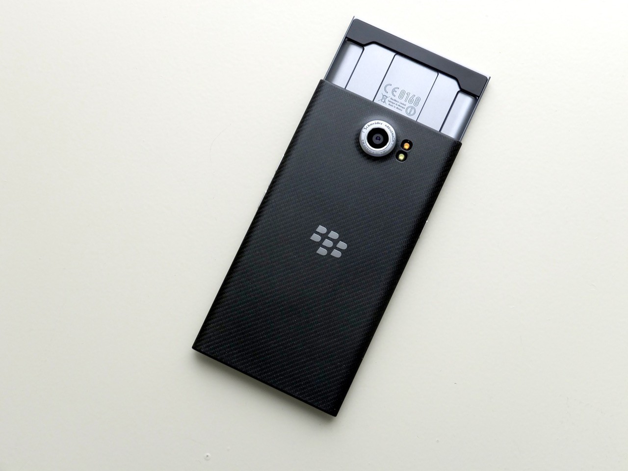 ついに日本でもBlackBerry初のAndroidスマホ「BlackBerry PRIV」が発売