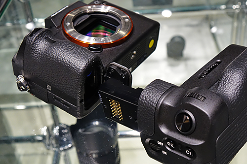 今回はかなり使える！「α7 II」専用 縦位置グリップ「VG-C2EM」 外観