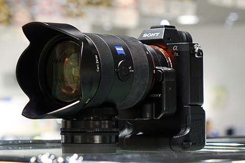 今回はかなり使える！「α7 II」専用 縦位置グリップ「VG-C2EM」 外観