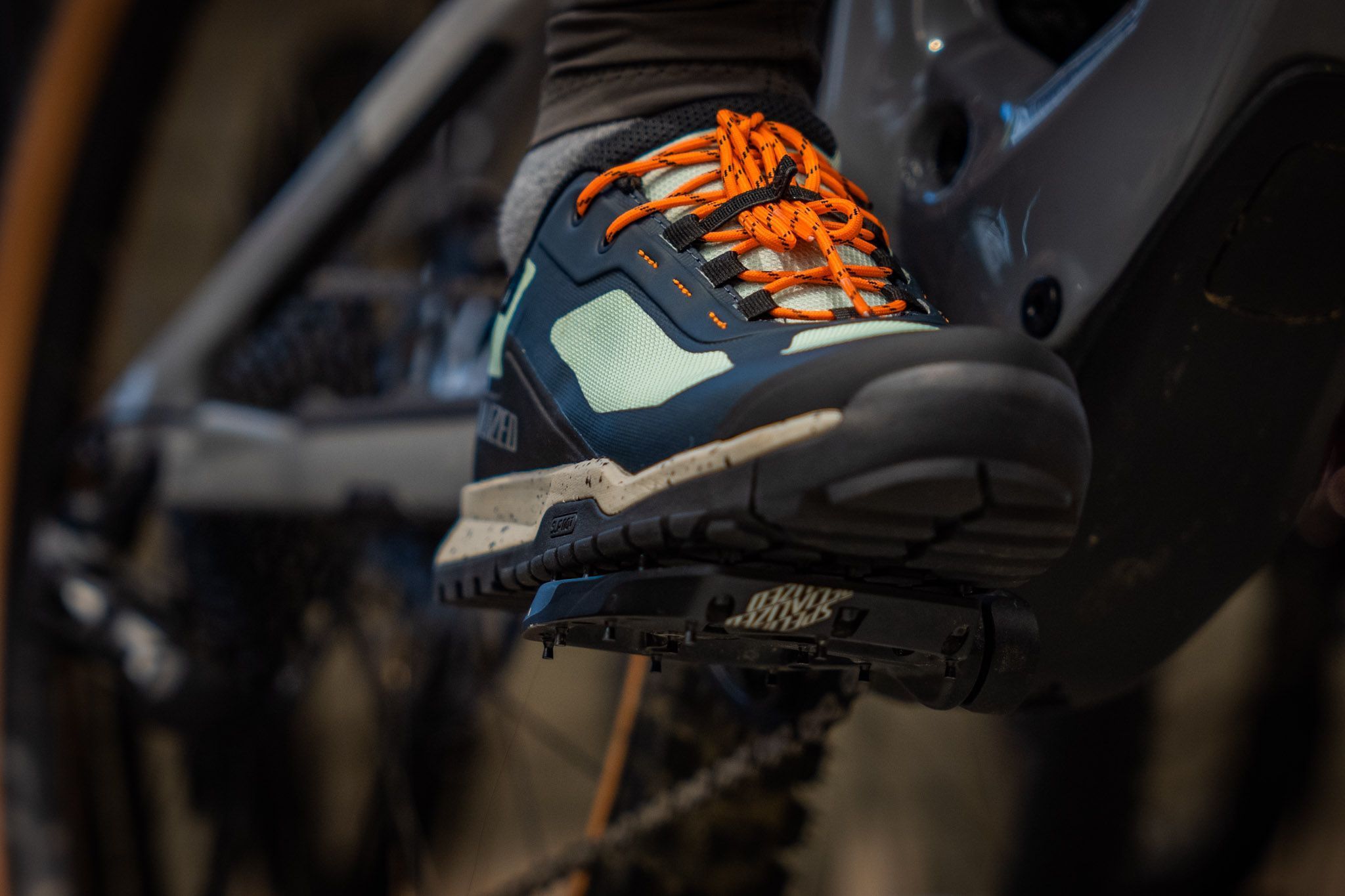 初めてのマウンテンバイクシューズ。ビンディング、フラット、それぞれ