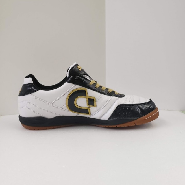 次世代のフットサルシューズ、Desporte【デスポルチ】。 美しいパール