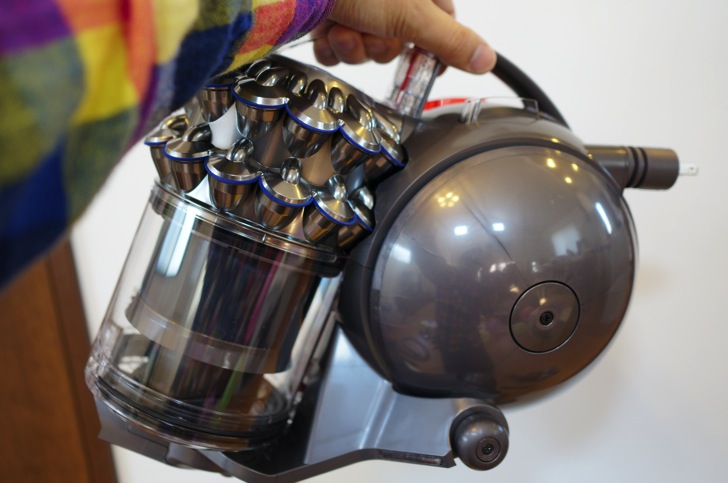 ダイソンの掃除機 DC63を4ヶ月使ってみて、その吸引力に家人がしみじみ