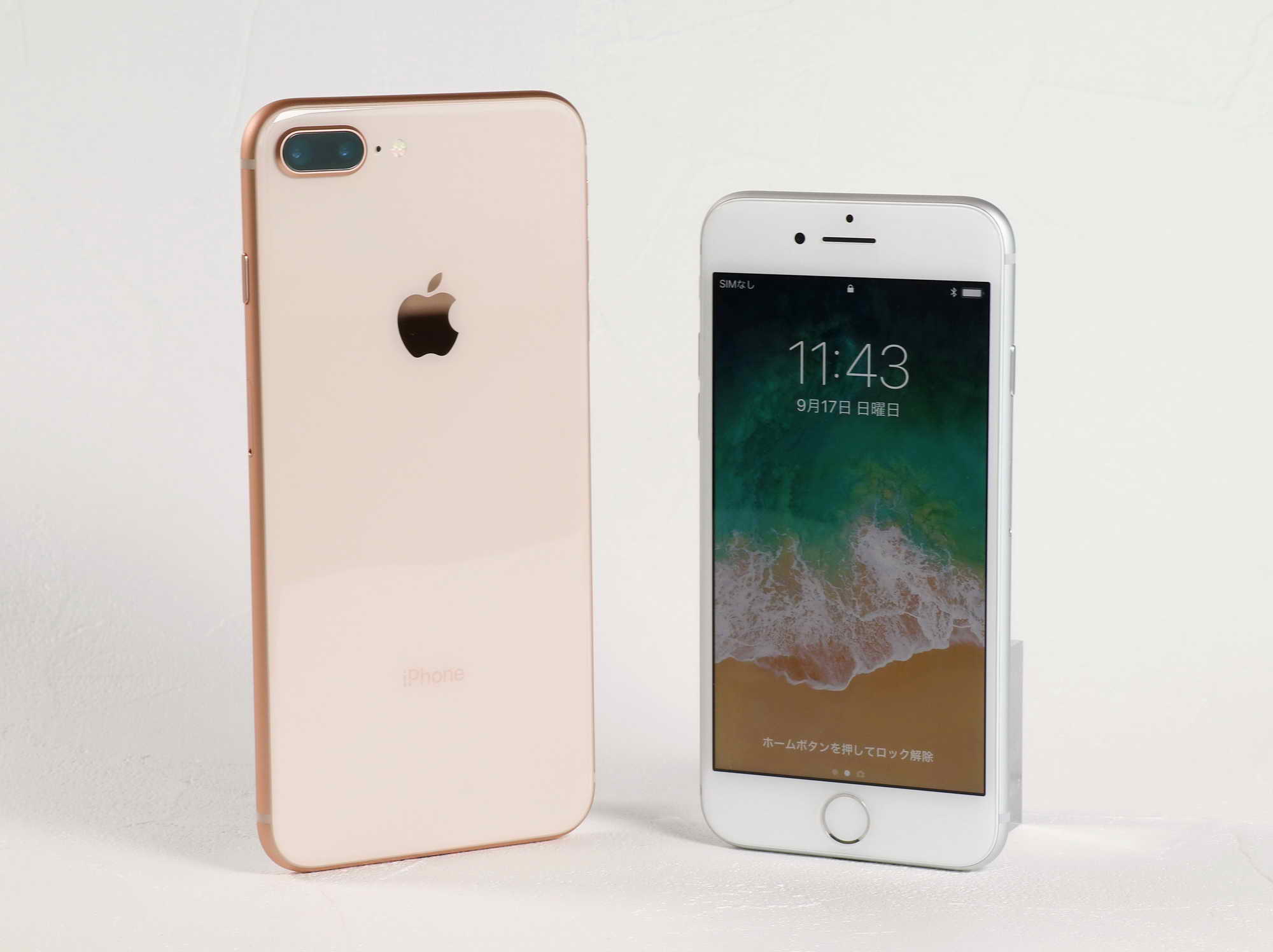 左がiPhone 8 Plus（ゴールド）、右がiPhone 8（シルバー）。ホーム