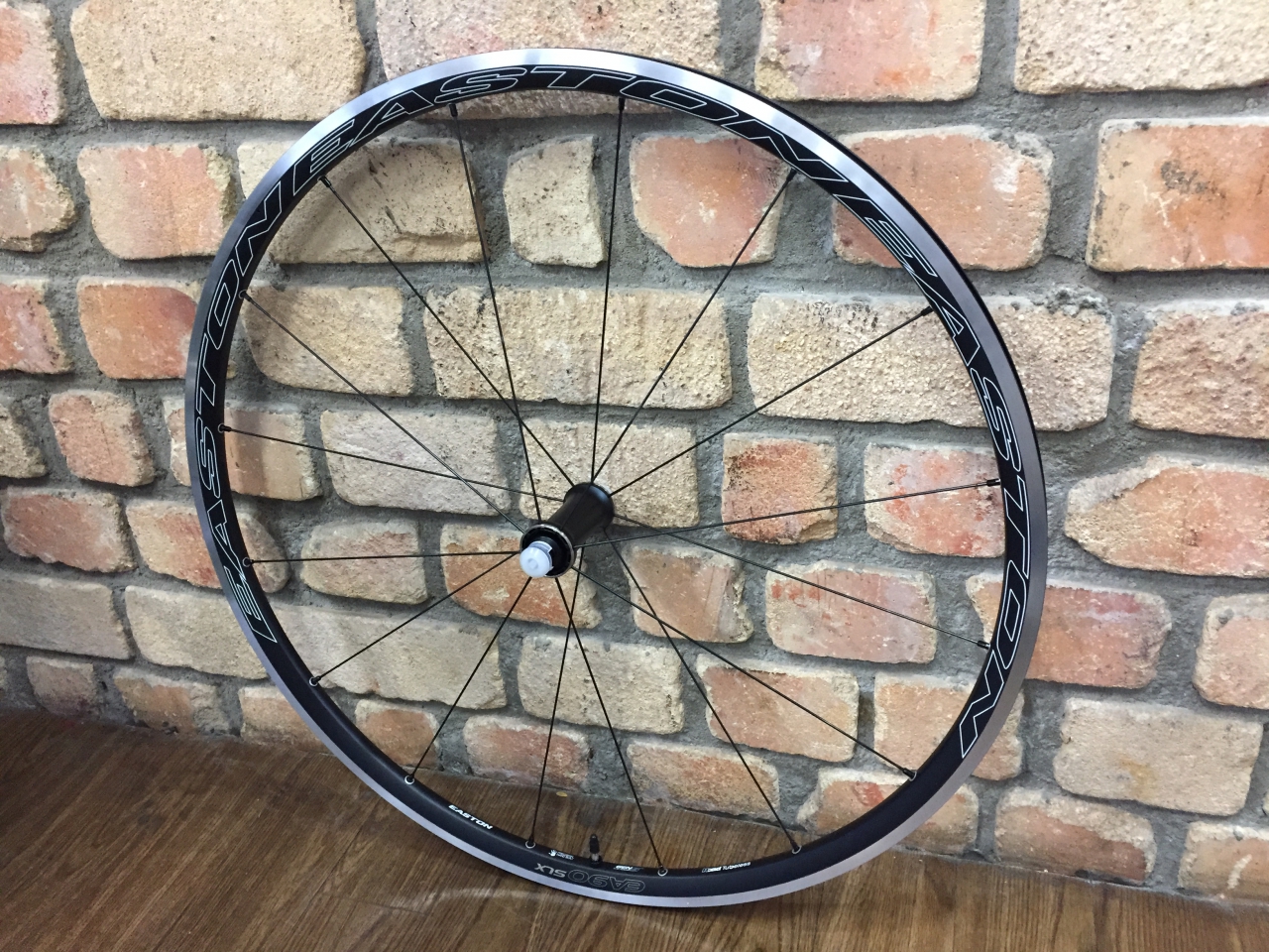 ロードバイクに軽く良く回るアルミホイールです。EASTON EA90 SLX