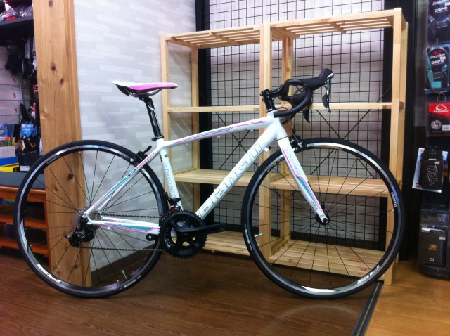女性向けのロードバイクBianchi VIANIRONE DAMA WHITE 105最新モデル
