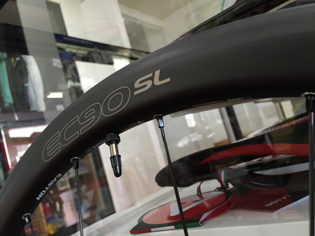 軽量カーボンクリンチャーホイール EASTON EC90SL入荷しました