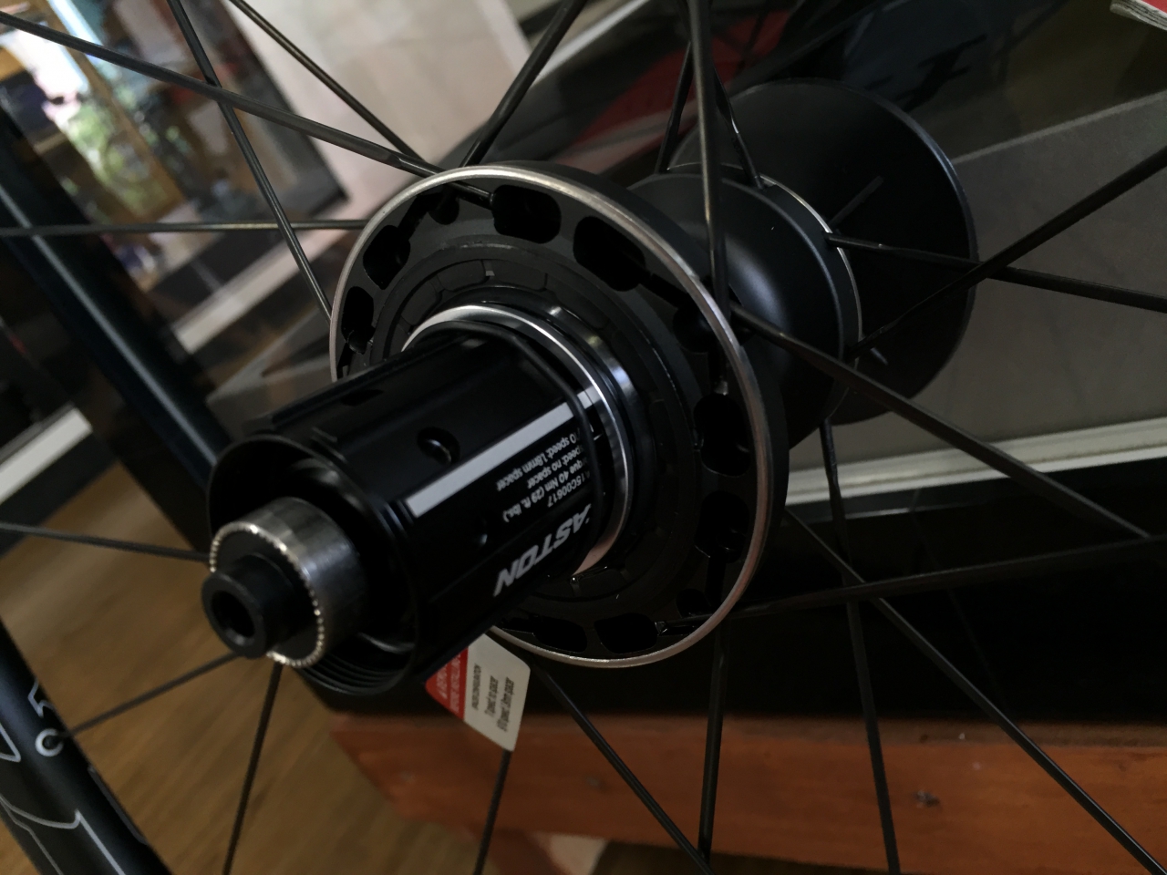 軽量カーボンクリンチャーホイール EASTON EC90SL入荷しました