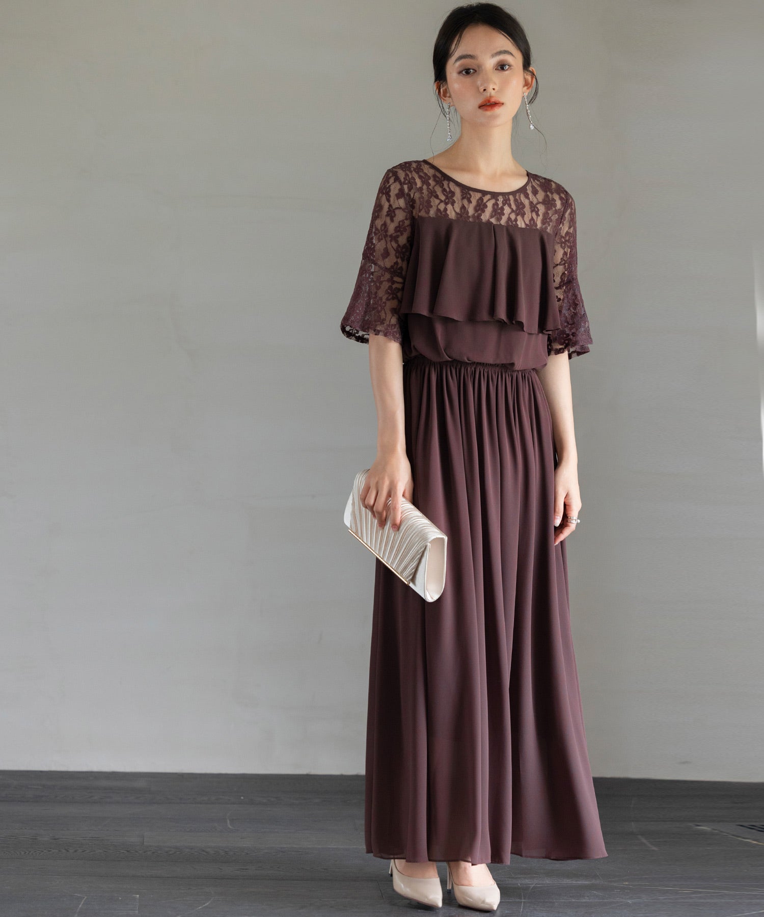 胸元フリルのレースドレス・結婚式ワンピース・お呼ばれパーティー