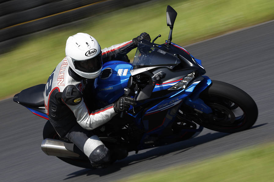 77馬力の400cc」は 意外やピーキーな純スポーツ！ Kawasaki Ninja ZX