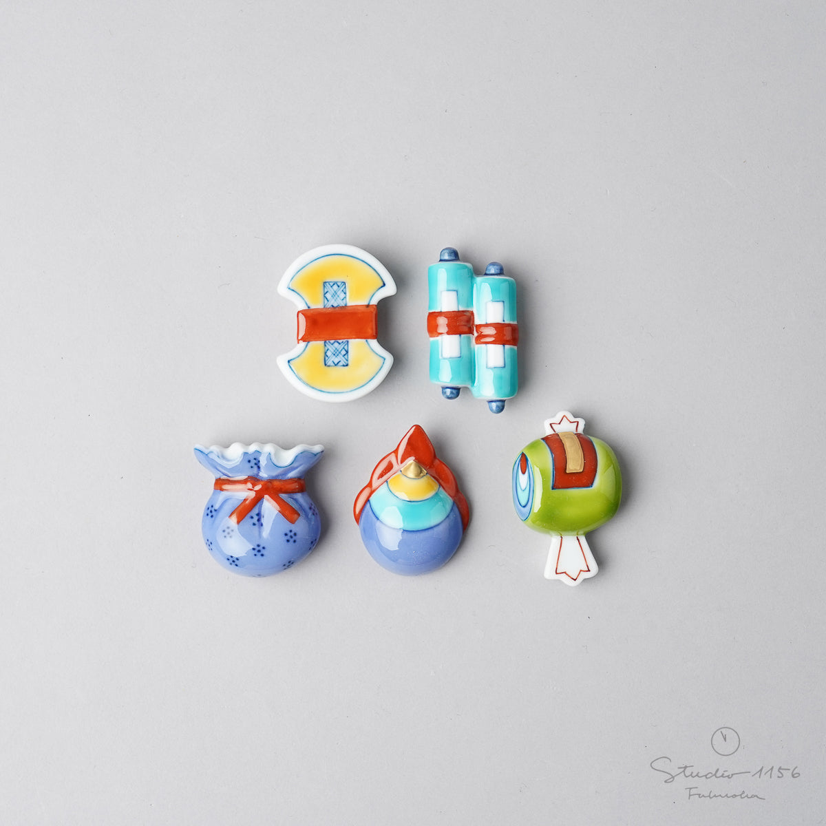 伊万里焼 色絵 宝尽くし箸置 3.5cm 畑萬陶苑の通販｜Studio1156