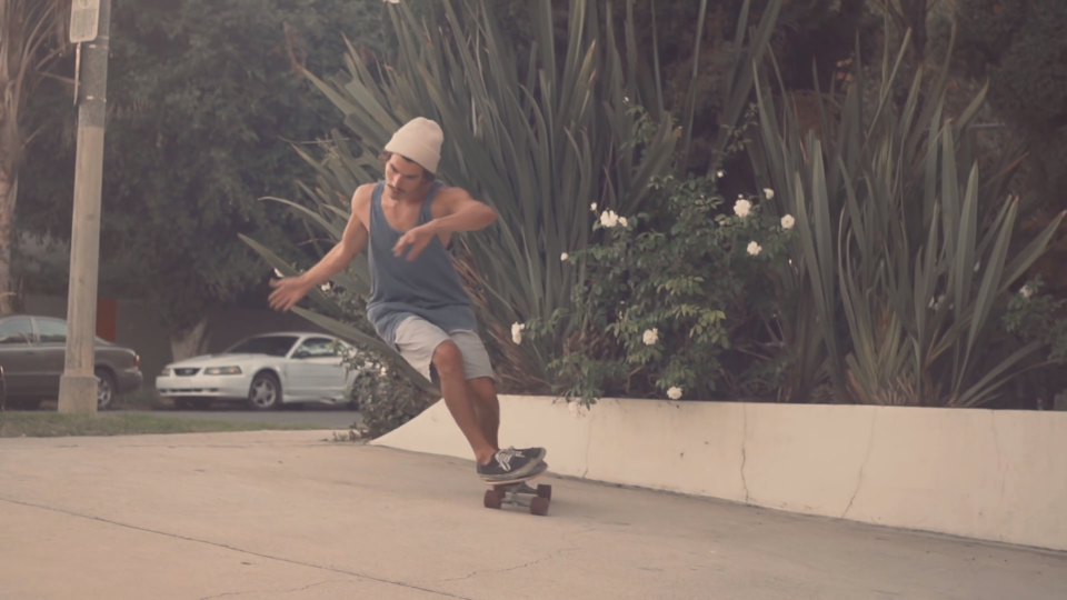 陸トレ動画】狭いスペースでも『サーフスケート』はここまでできる