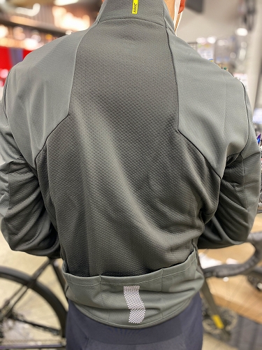 MAVIC】定番の「エッセンシャルソフトシェルジャケット」ガッツリ再