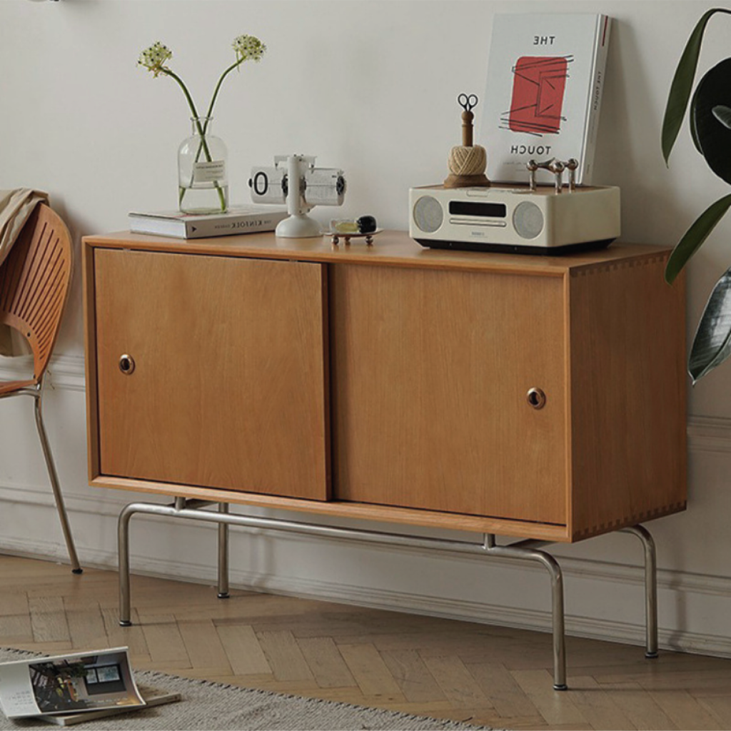 ヴィンテージモダンサイドボード 無垢材とスチールの収納家具 – 6JOHAN