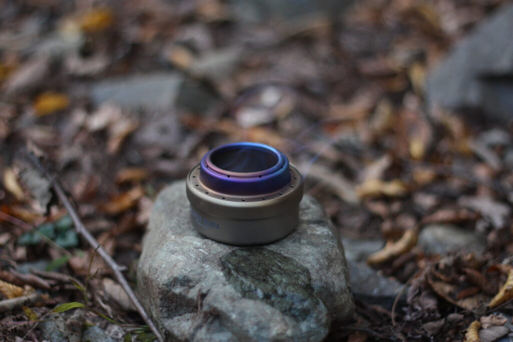 アルコールストーブ】ソロキャンプにおすすめ最強11選。使い方を解説