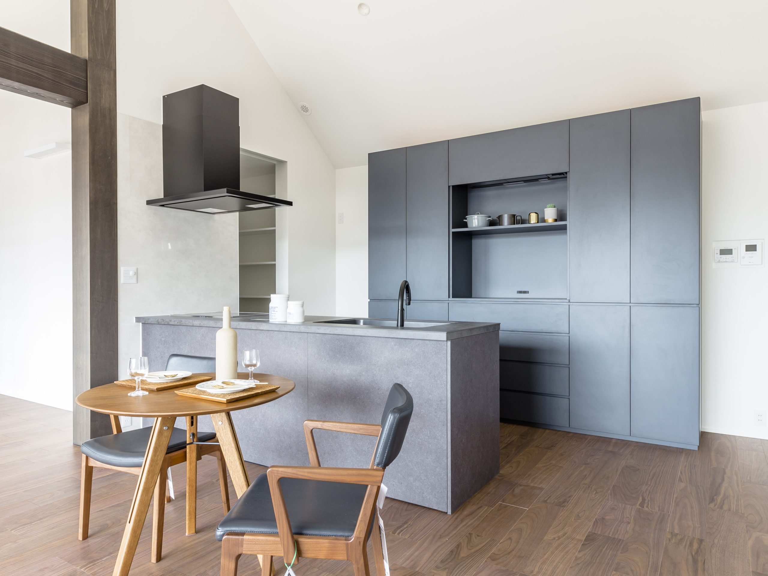 LIXILリシェル「グレーズグレー」｜造作収納のあるキッチン｜SANCRI