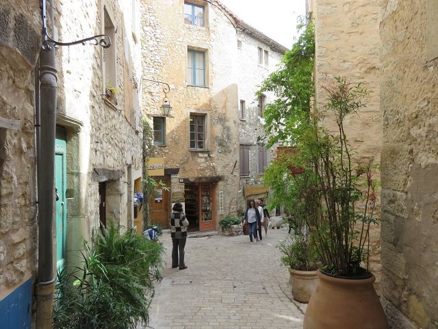 おとぎ話の世界に迷い込んだよう。南仏のスミレの村「トゥーレット