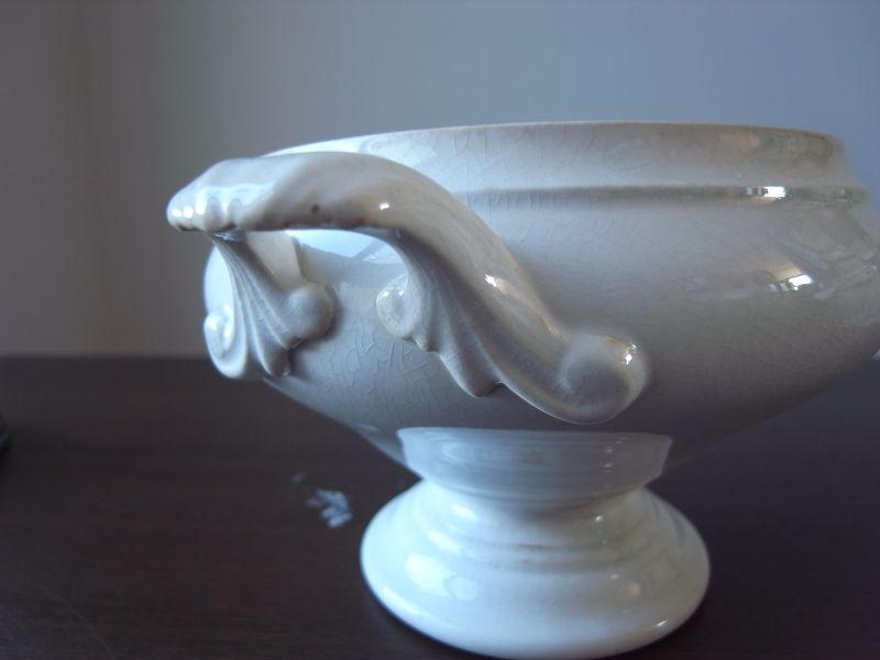 フランスアンティーク GIENの白いスーピエール - テーブルB