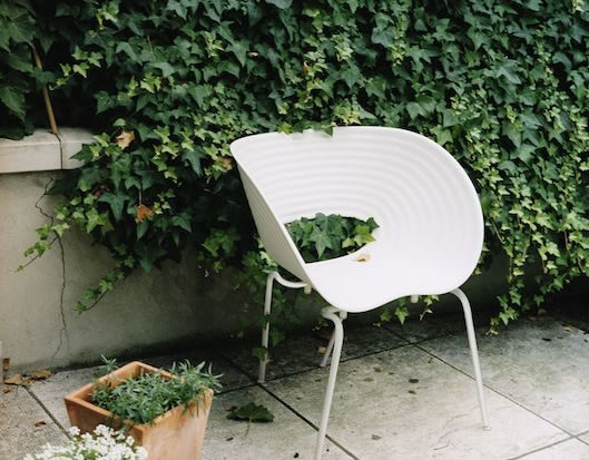 名作椅子「ニーチェアエックス」50周年記念モデル限定生産 | タブ