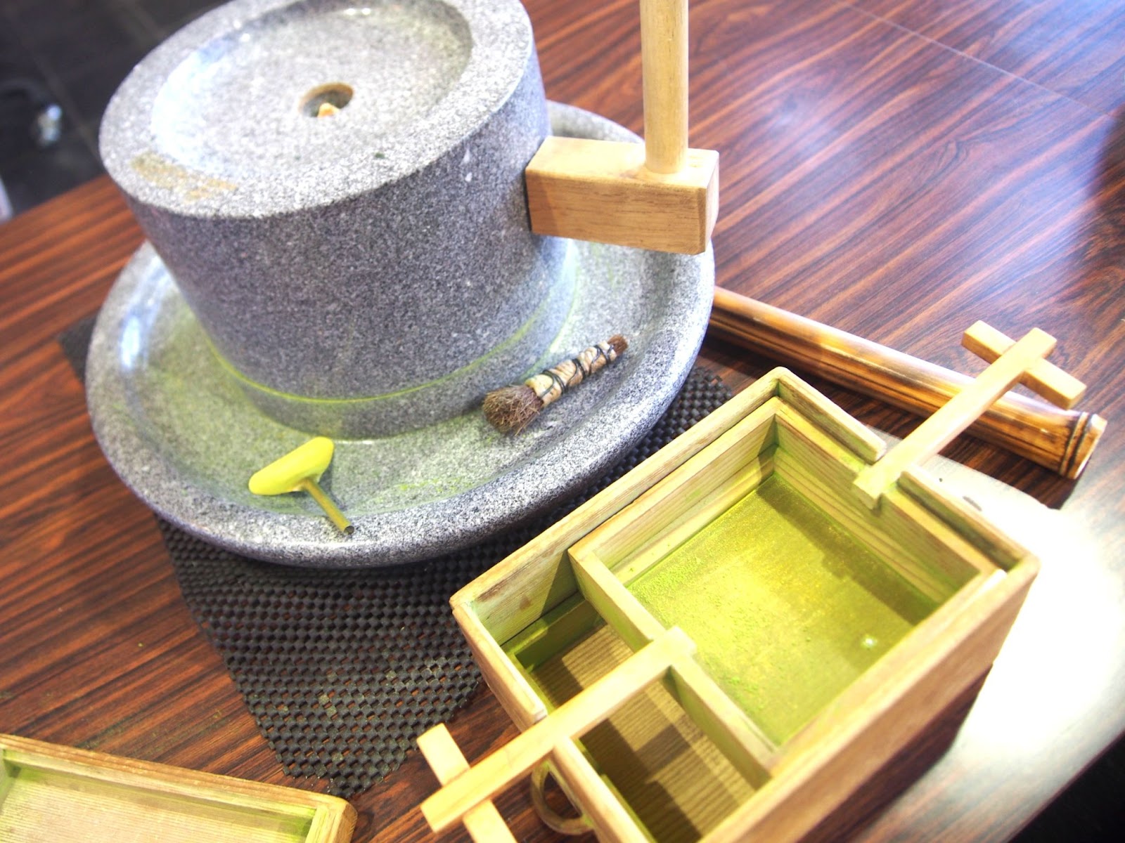 親子で一緒に石臼でひいた抹茶の味は格別｜新鮮な抹茶をたてて味わう