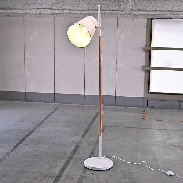 楽天市場】moda en casa フロアランプ ウッドポール ホワイト 角度調節