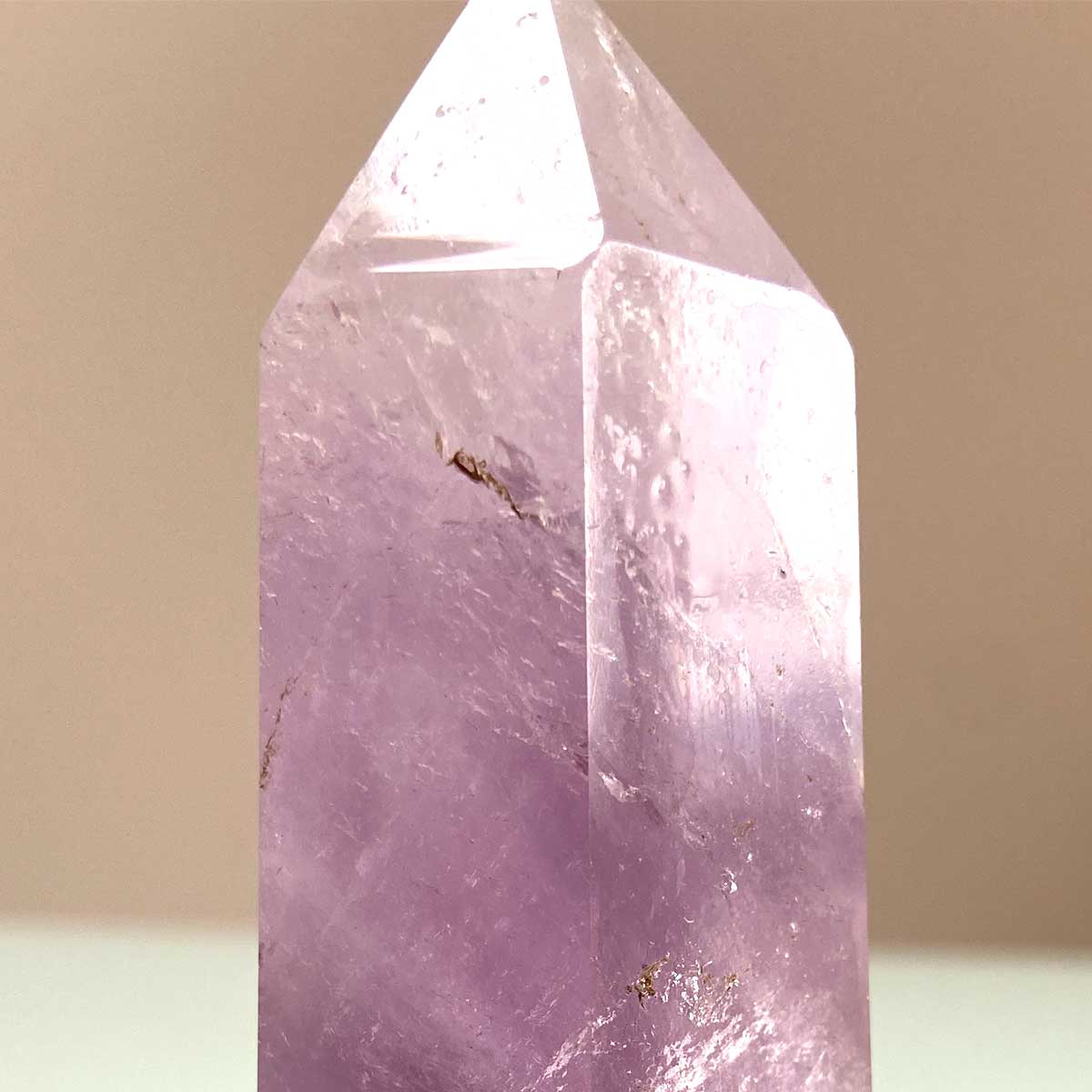 楽天市場】アメジスト 220g 六角柱 水晶 天然石 原石 置物 紫水晶