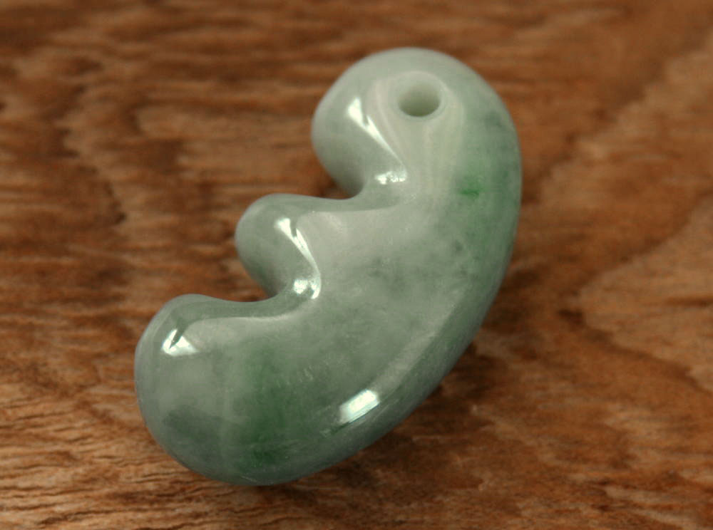 楽天市場】糸魚川翡翠子持ち勾玉 M10002 陽春 作 31mm*16mm*10mm