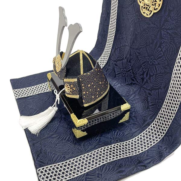 楽天市場】金襴銀兜 几帳付 五月人形兜飾り 端午の節句卓上飾り