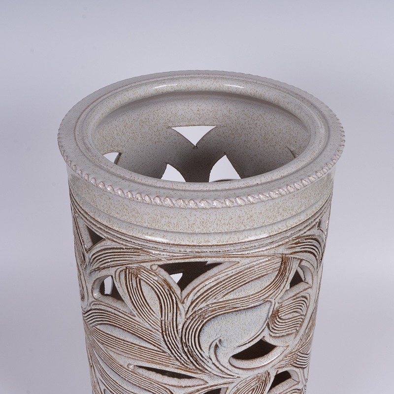 楽天市場】【10%OFF】傘立て 陶器 信楽焼 切立唐草透し彫(かすみ釉) 傘