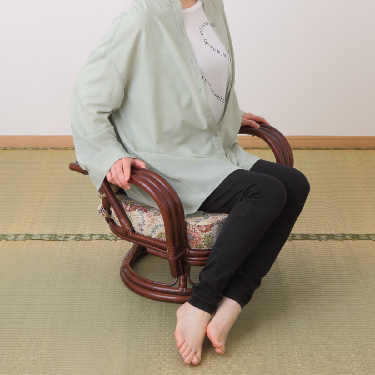 楽天市場】籐 回転座椅子 座面高26cm 花柄 軽量 ライトブラウン （ 座