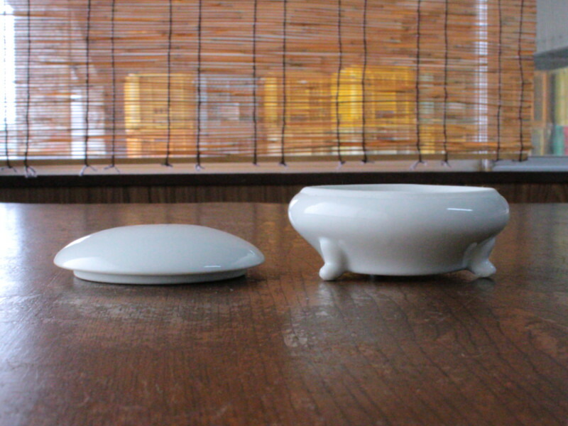 楽天市場】【アウトレット】《白磁小物入れ》脚付き小物入れ 丸型（蓋