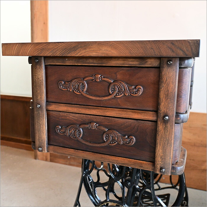 アンティークの足踏み式シンガーミシン(引き出し付きキャビネット型