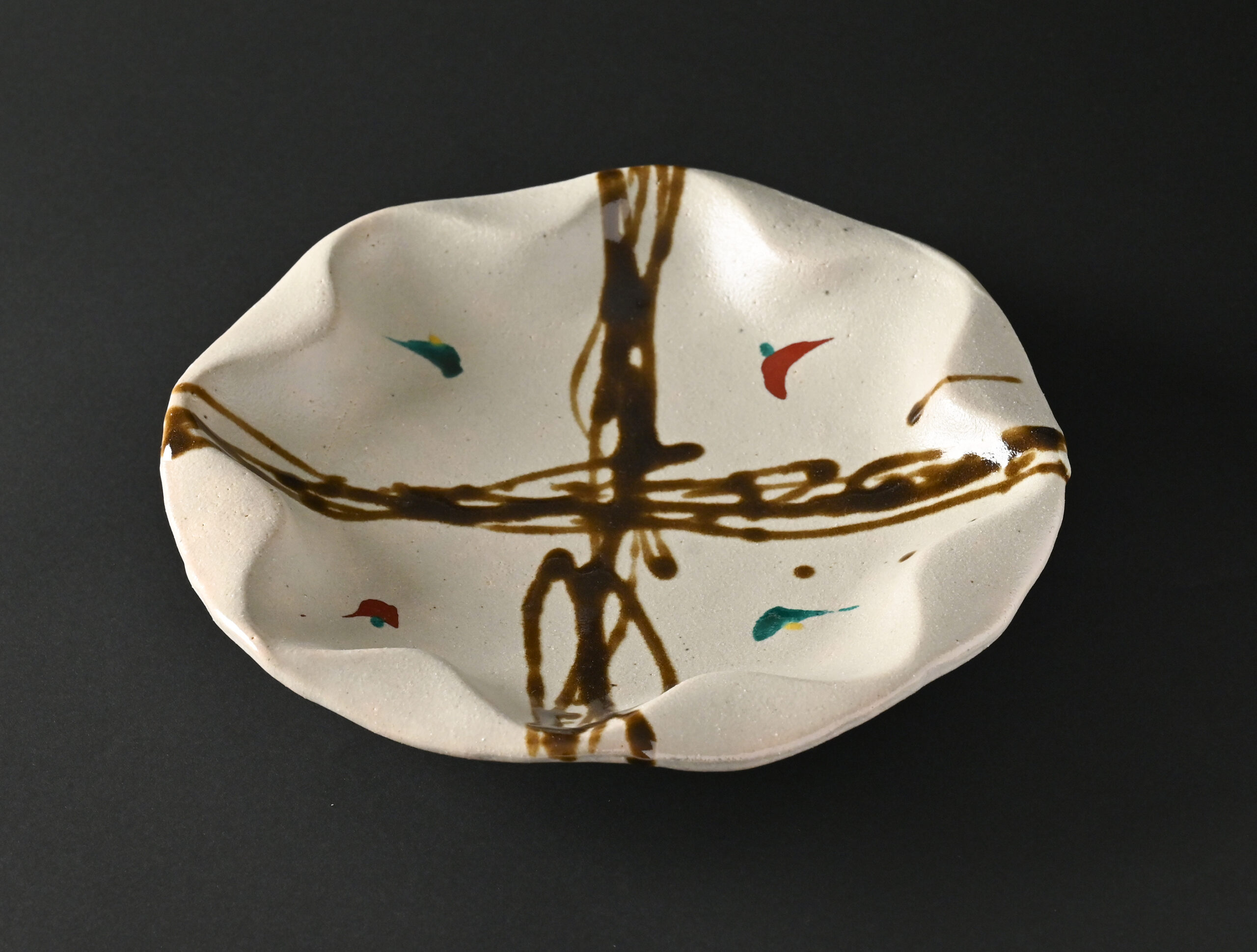 濱田友緒_地釉黒掛赤絵波形皿｜黒のつかもと｜｜益子焼つかもと｜益子