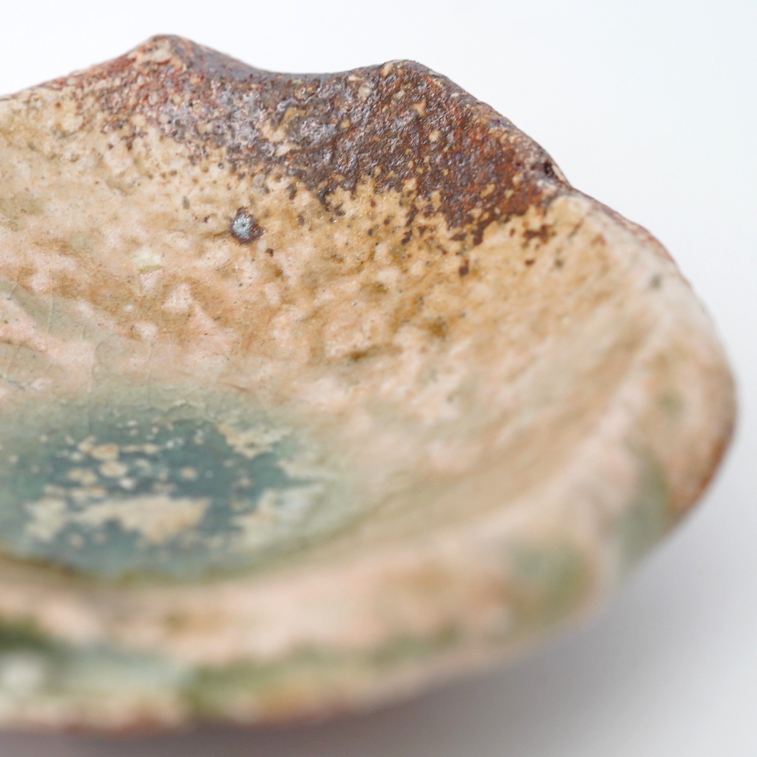 新 学】伊賀灰釉叩き小皿 – うつわ御結