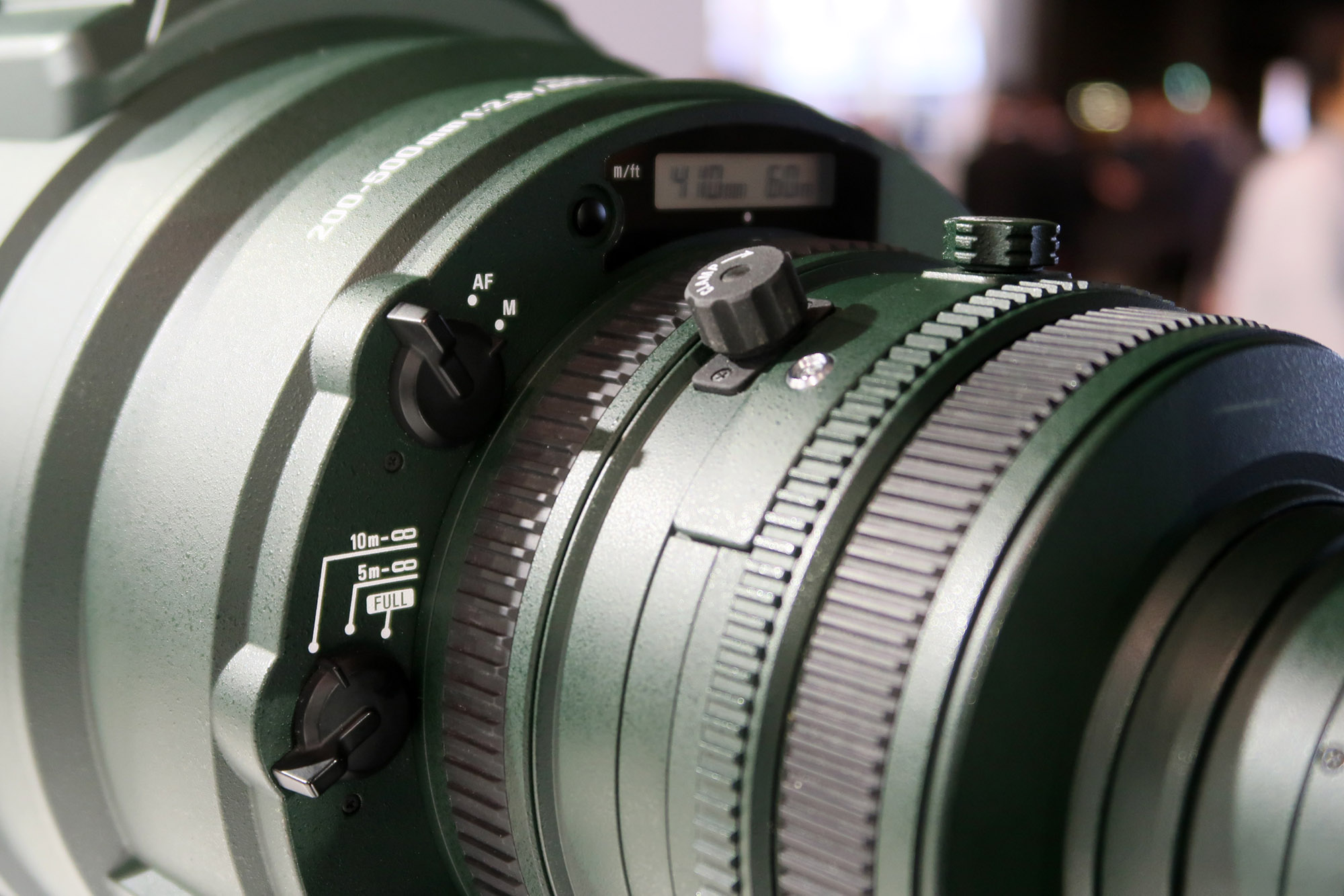 シグマはCINE LENSに加えて、大口径超望遠ズームレンズを参考展示