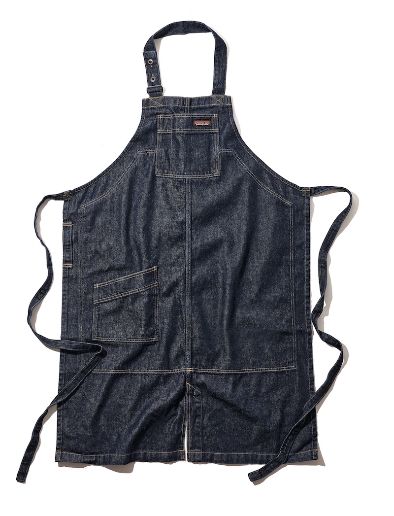 まさに野外料理のために生まれた、パタゴニア流タフ仕立てエプロン