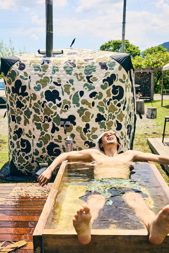 AMBERの高機能テントサウナにオリジナル迷彩をセット。キャンパーの