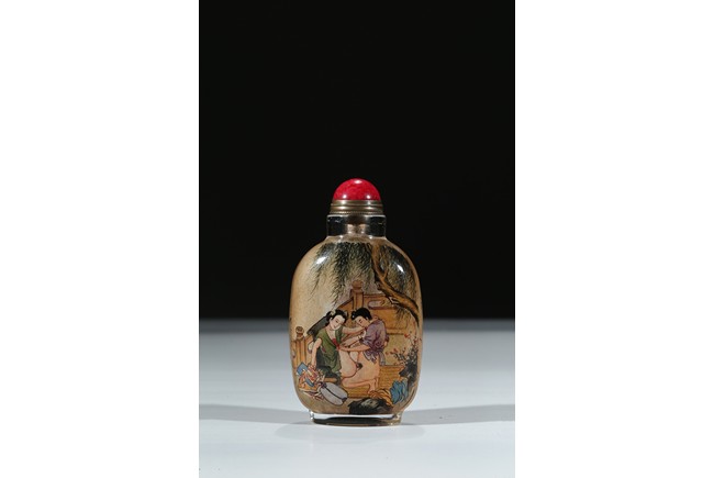 AN INSIDE-PAINTED GLASS 'EROTIC SCENE' SNUFF BOTTLE