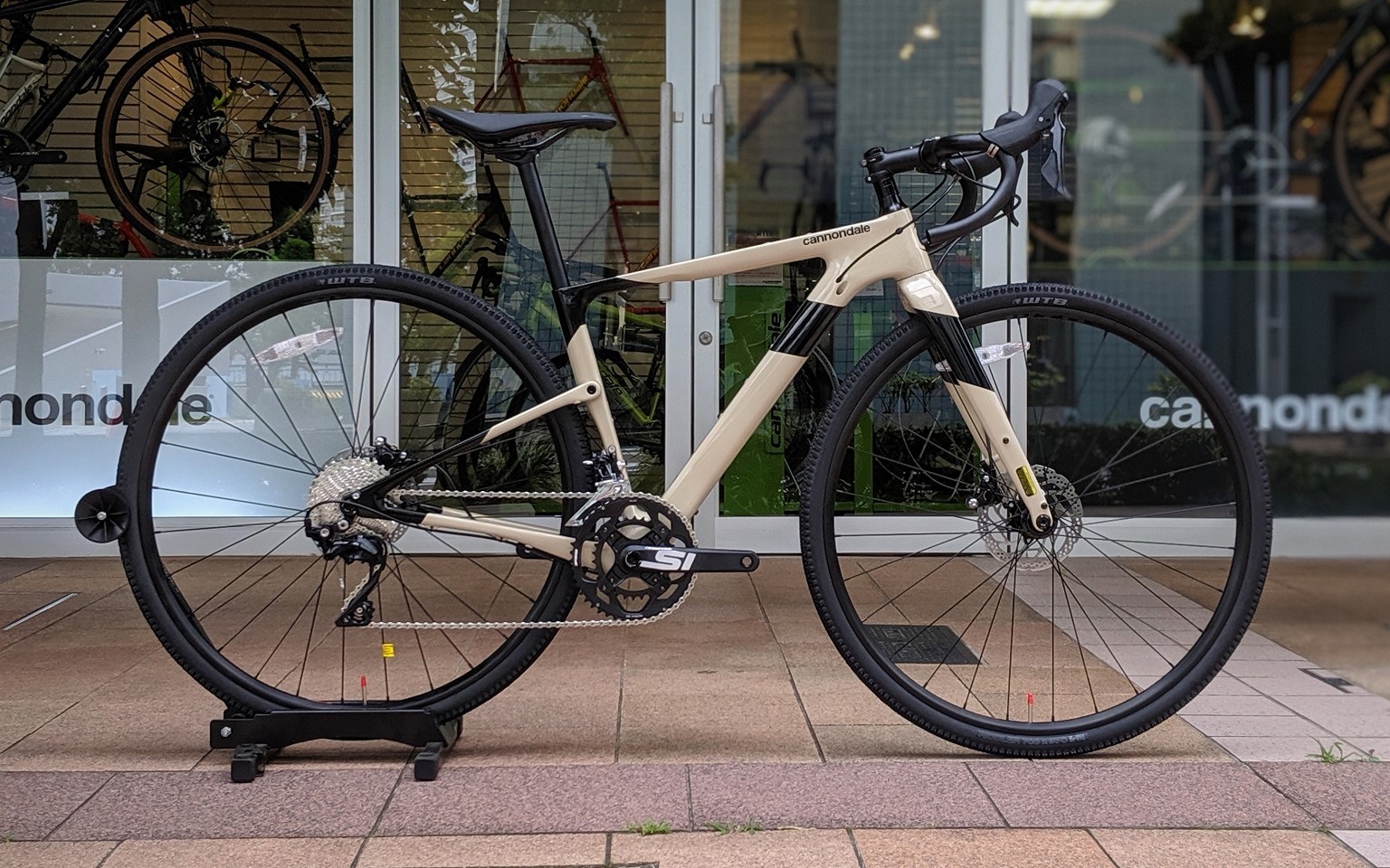 最も高性能なグラベルバイク、Topstone Carbon 105 店頭にございます